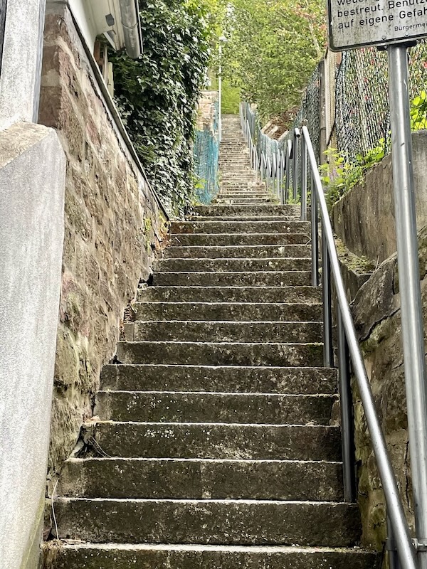 Steintreppe in einer Tübinger Gasse